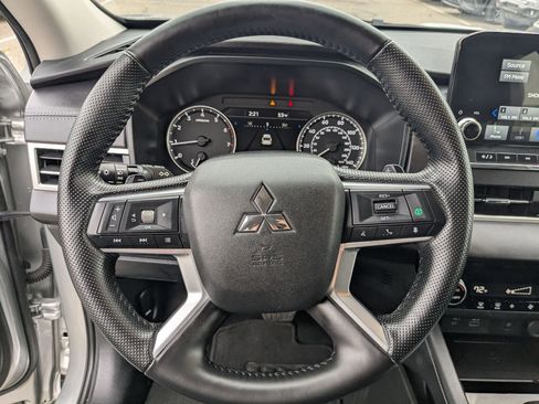 Used 2024 Mitsubishi Outlander SE image 16