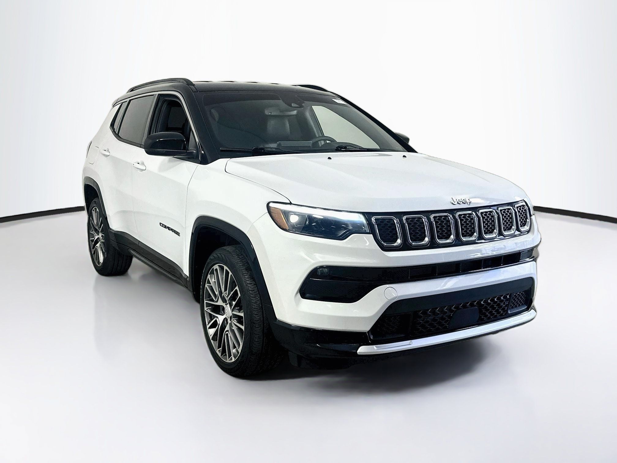 Used 2023 Jeep Compass Limited w/ Elite Group AWD/4WD image 3