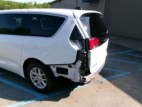 Used 2023 Chrysler Voyager LX FWD image 4