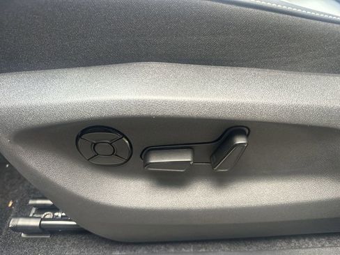 New 2025 Volkswagen Tiguan SE image 12