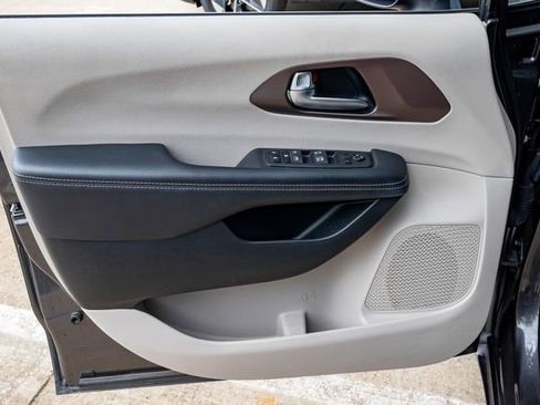 Used 2023 Chrysler Voyager LX image 7