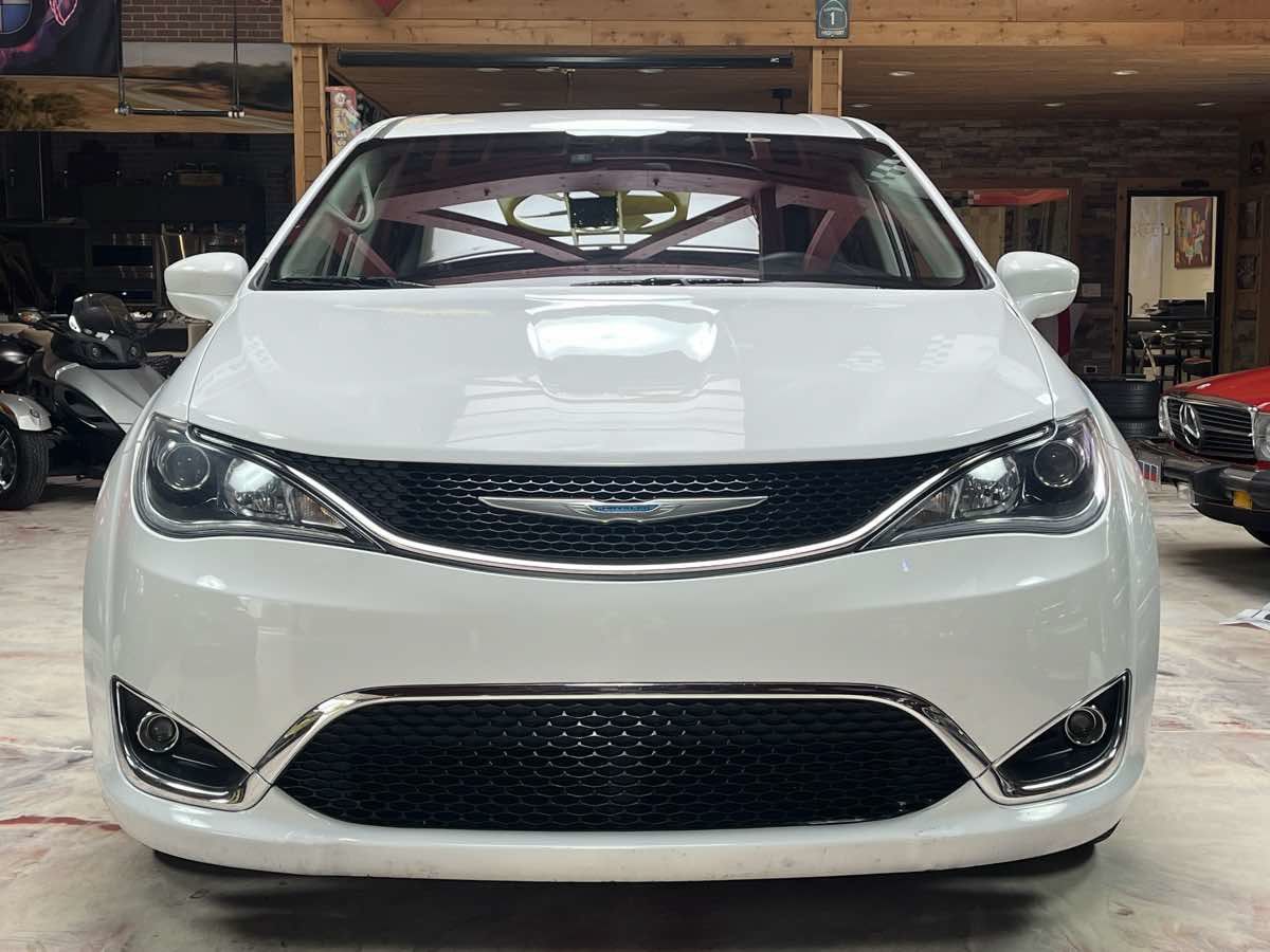 Used 2018 Chrysler Pacifica Touring Plus w/ Tire & Wheel Group FWD image 3