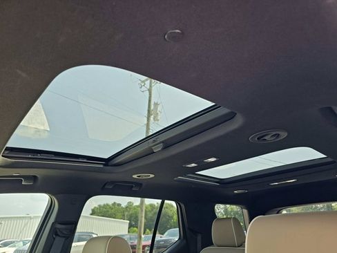 Used 2022 Chevrolet Traverse Premier FWD image 19