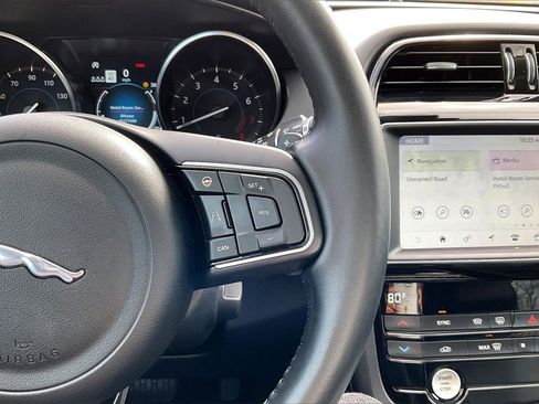 Used 2020 Jaguar F-PACE Premium image 12