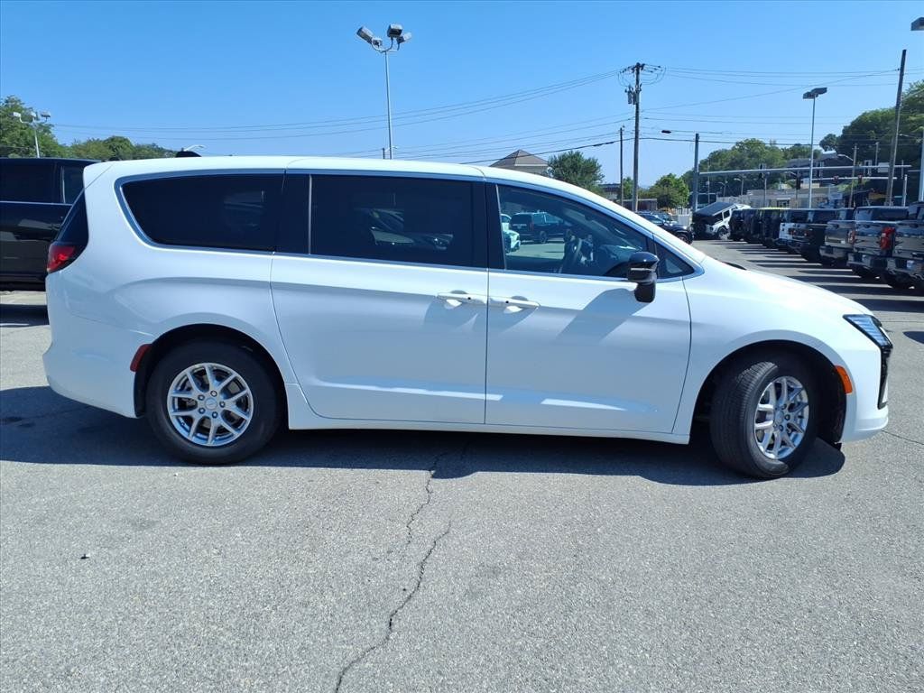 New 2027 Chrysler Pacifica Select FWD image 3