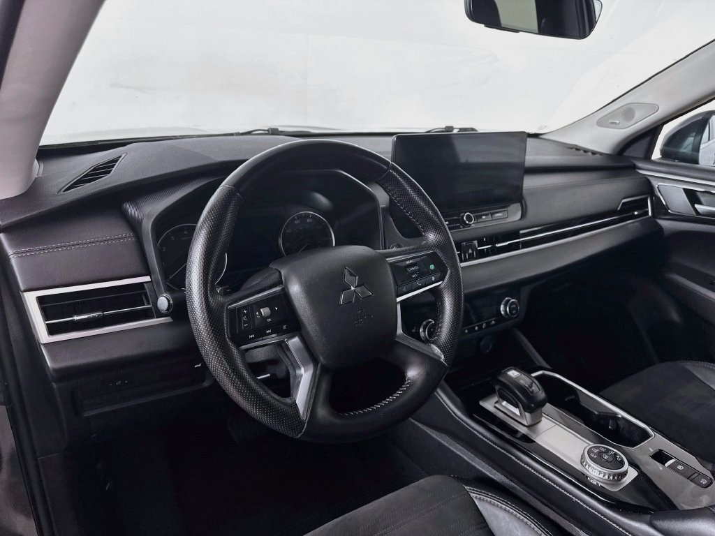 Used 2025 Mitsubishi Outlander SE FWD image 10