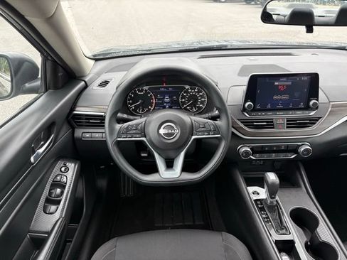 Used 2025 Nissan Altima 2.5 SV FWD image 13