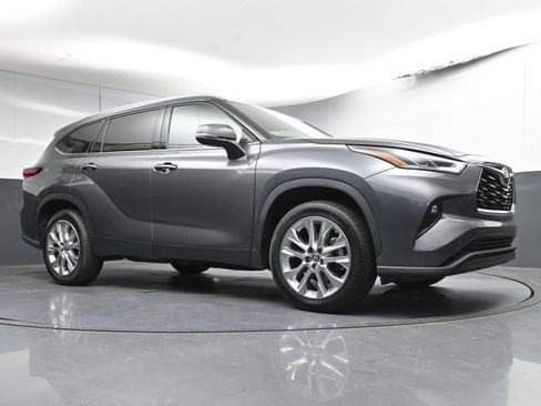 Used 2023 Toyota Highlander L image 26