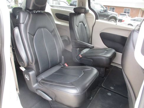 Used 2020 Chrysler Voyager Lxi FWD image 22