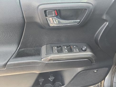 Used 2019 Toyota Tacoma TRD Off-Road AWD/4WD image 11