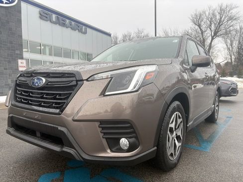 Used 2023 Subaru Forester Premium image 1