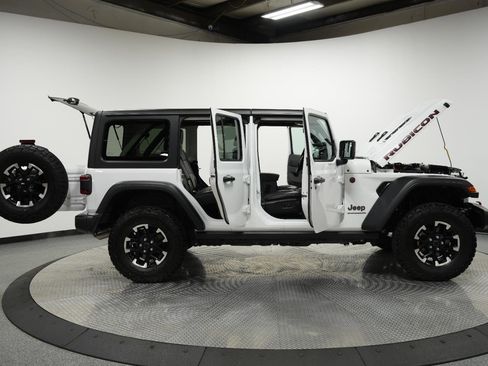 Used 2024 Jeep Wrangler Unlimited Rubicon w/ Convenience Group AWD/4WD image 11
