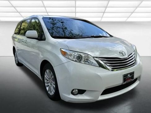 Used 2017 Toyota Sienna XLE Premium FWD image 7