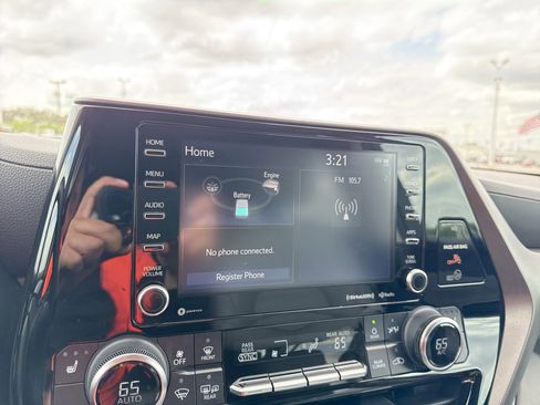 Used 2022 Toyota Highlander XLE image 12