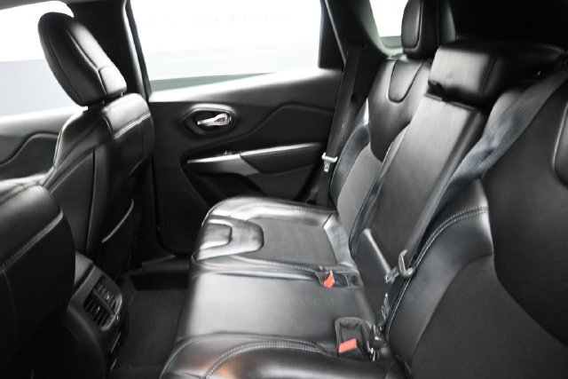 Used 2019 Jeep Cherokee Latitude Plus FWD image 23