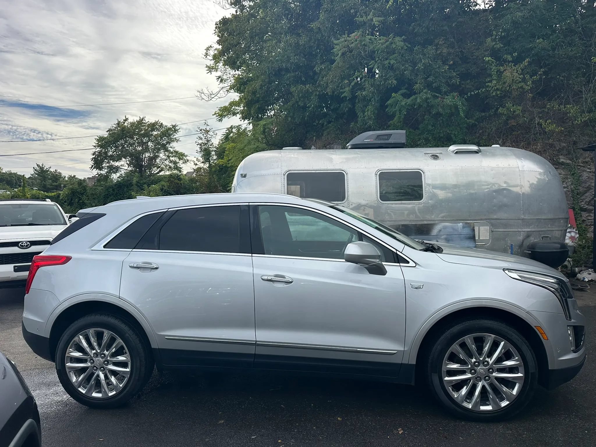 Used 2017 Cadillac XT5 Platinum w/ Driver Assist Package AWD/4WD image 4
