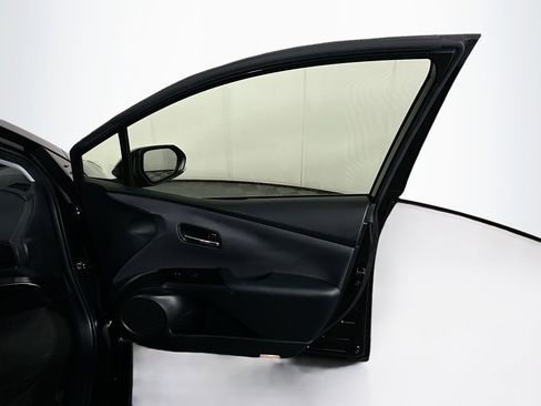 Used 2021 Toyota Prius LE image 30