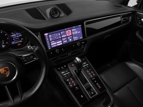 Certified 2022 Porsche Macan AWD/4WD image 31