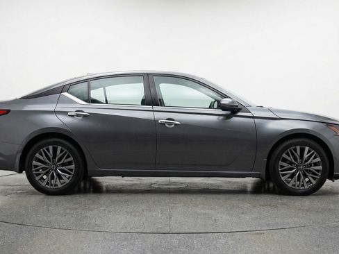 Used 2025 Nissan Altima 2.5 SV image 11