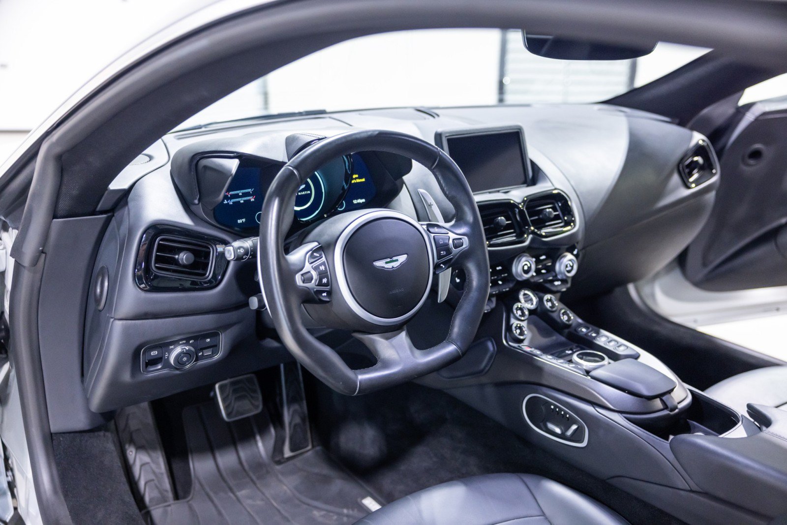 Used 2023 Aston Martin V8 Vantage Coupe RWD image 33