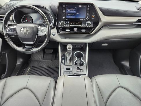 Used 2021 Toyota Highlander XLE AWD/4WD image 14