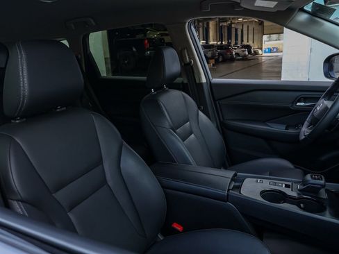 Used 2025 Nissan Rogue SL image 21