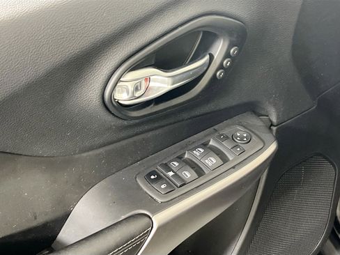 Used 2022 Jeep Cherokee Limited image 17