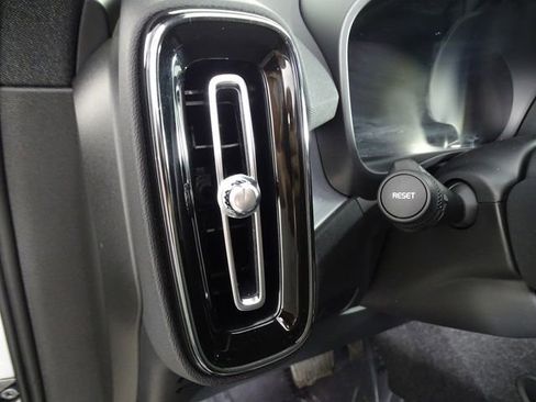Used 2025 Volvo XC40 B5 Core image 19