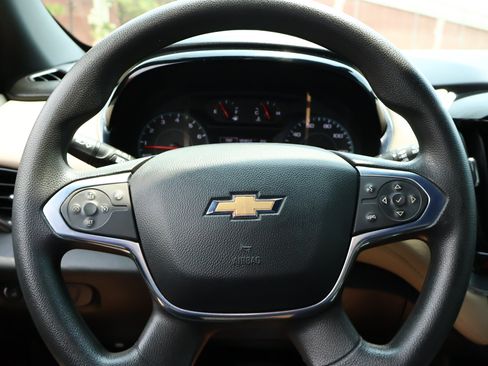 Used 2022 Chevrolet Traverse LS FWD image 10
