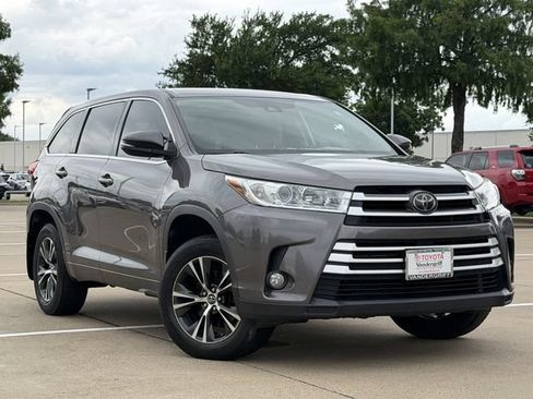 Used 2018 Toyota Highlander Plus FWD image 2