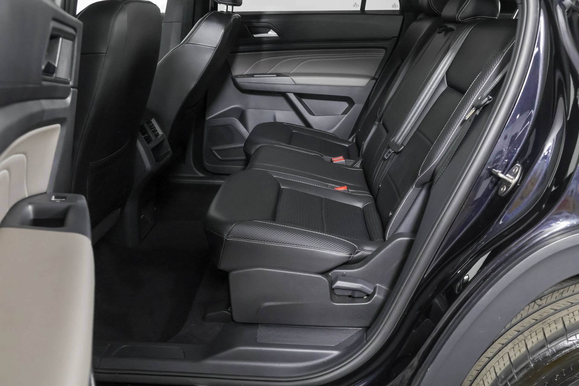 Certified 2023 Volkswagen Atlas Cross Sport SE w/ Panoramic Sunroof Package AWD/4WD image 36