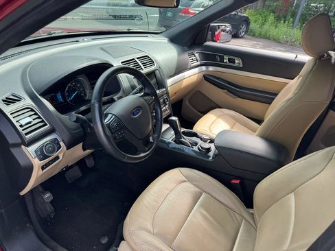 Used 2017 Ford Explorer XLT w/ Equipment Group 202A AWD/4WD image 10