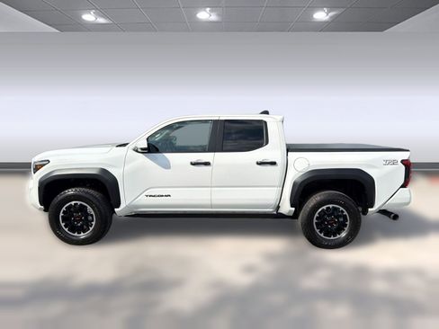 Used 2025 Toyota Tacoma TRD Off-Road AWD/4WD image 2