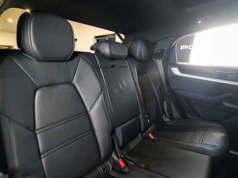 Certified 2025 Porsche Cayenne Coupe AWD/4WD image 38