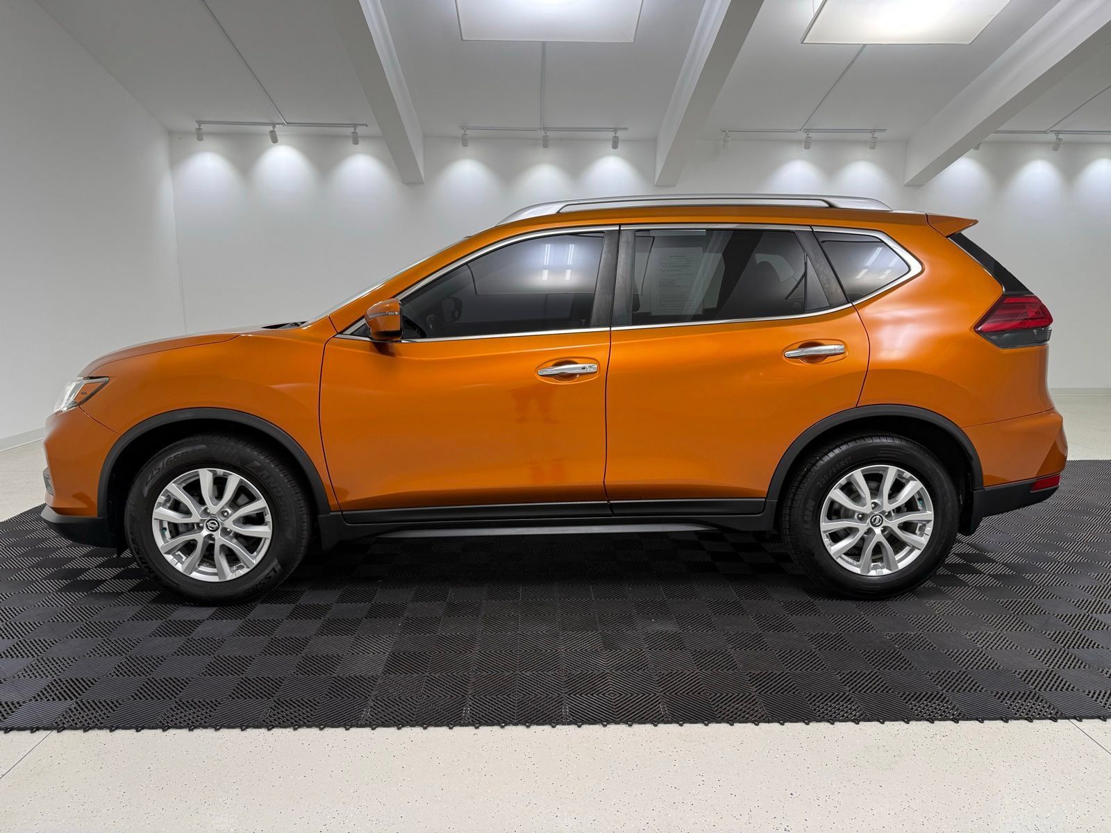 Used 2017 Nissan Rogue SV FWD image 4