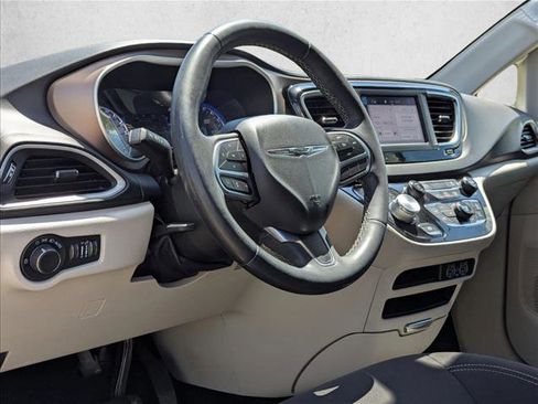 Used 2022 Chrysler Voyager LX FWD image 10