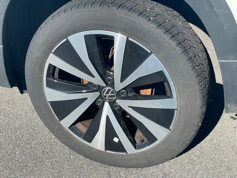 Certified 2024 Volkswagen Taos SE image 30