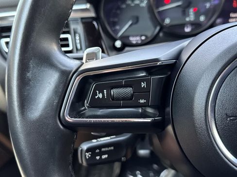 Used 2022 Porsche Macan image 11