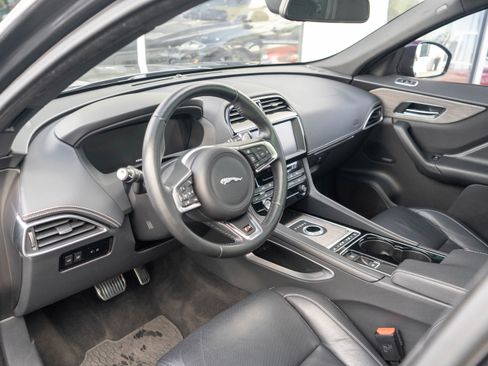Used 2017 Jaguar F-PACE S image 8