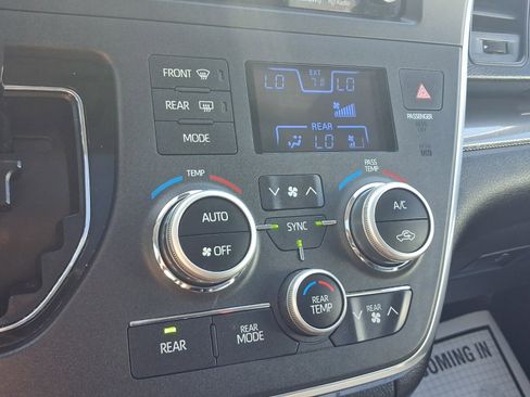 Used 2019 Toyota Sienna SE FWD image 17