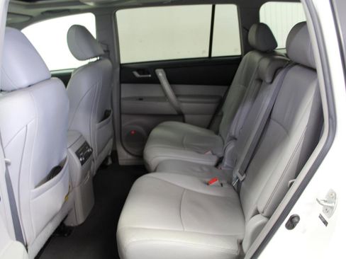 Used 2012 Toyota Highlander SE w/ Tow Pkg AWD/4WD image 25