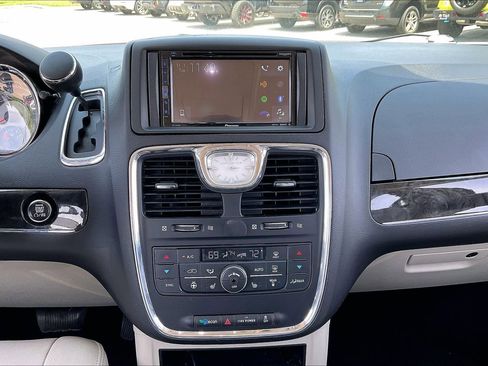 Used 2016 Chrysler Town & Country Touring-L w/ Driver Convenience Group FWD image 23