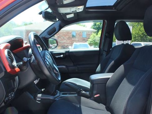 Used 2017 Toyota Tacoma TRD Off-Road AWD/4WD image 12
