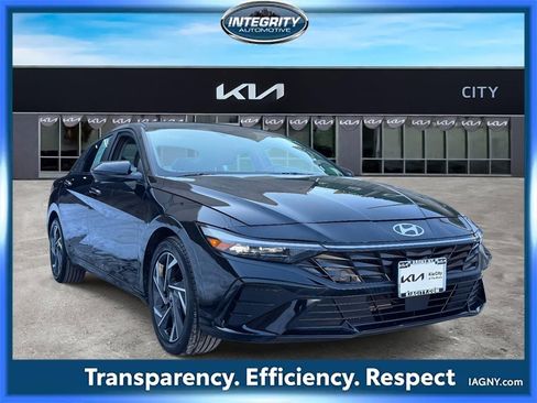 Used 2025 Hyundai Elantra SEL image 1