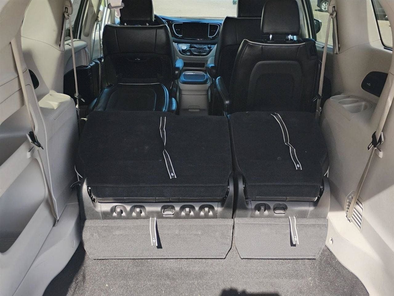 Used 2023 Chrysler Pacifica Limited FWD image 10