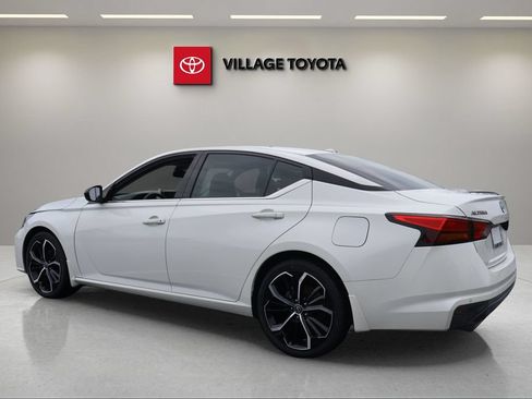 Used 2024 Nissan Altima 2.5 SR w/ SR Premium Package FWD image 3