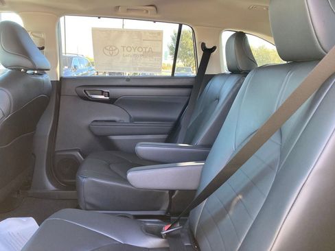 New 2026 Toyota Highlander XLE image 3
