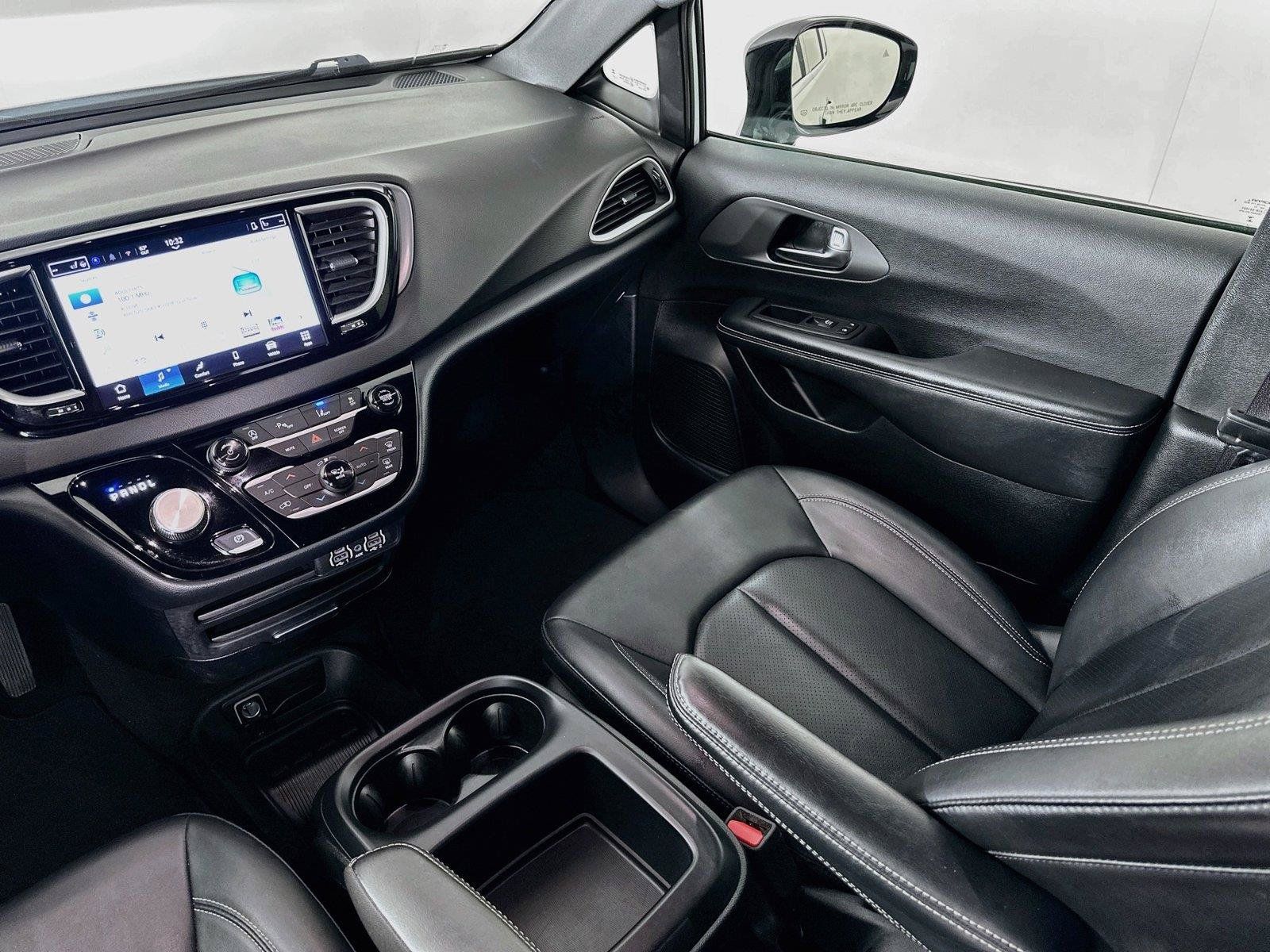 Used 2025 Chrysler Pacifica Select FWD image 24