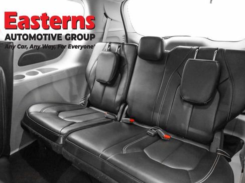 Used 2023 Chrysler Pacifica Touring-L image 23