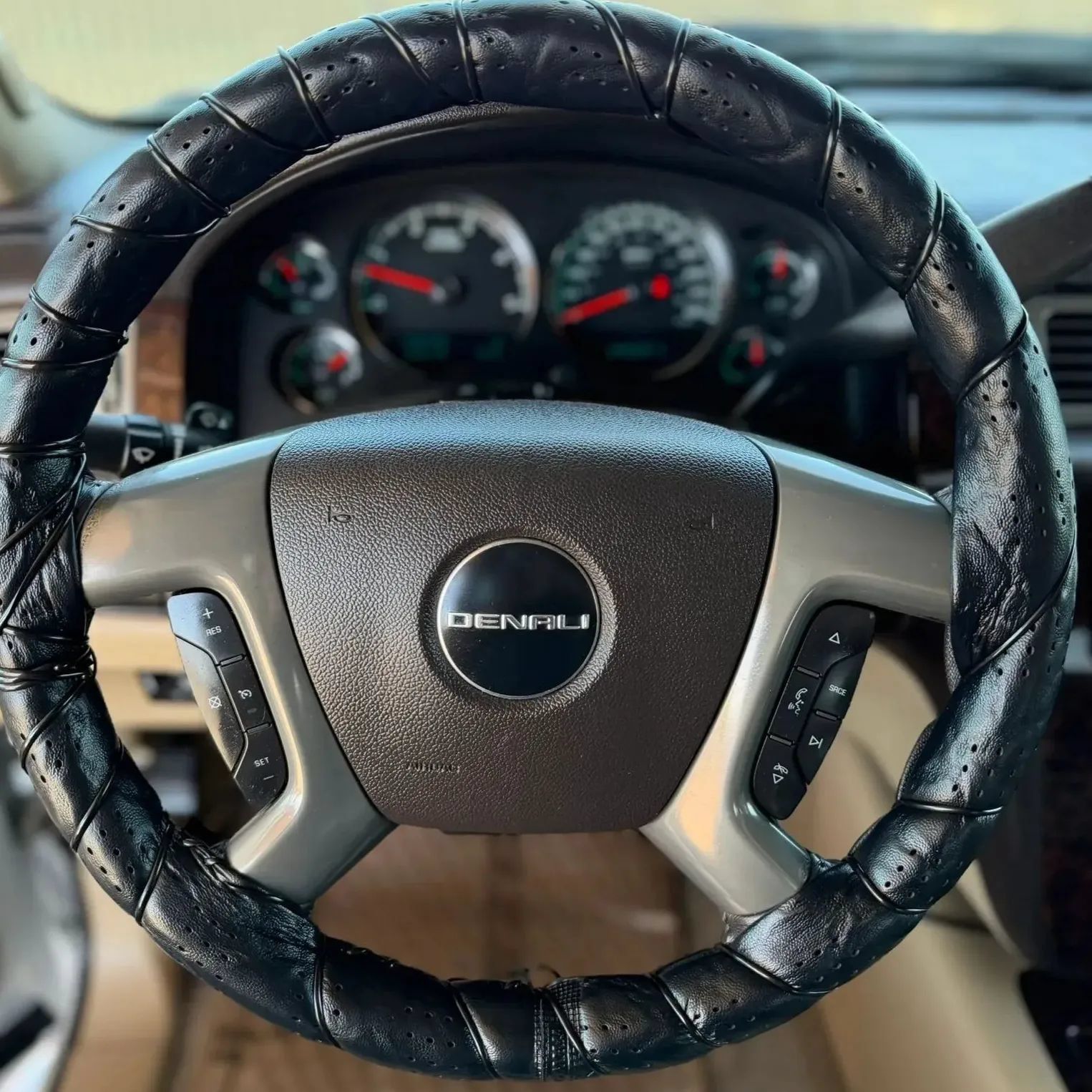 Used 2011 GMC Sierra 2500 Denali AWD/4WD image 9